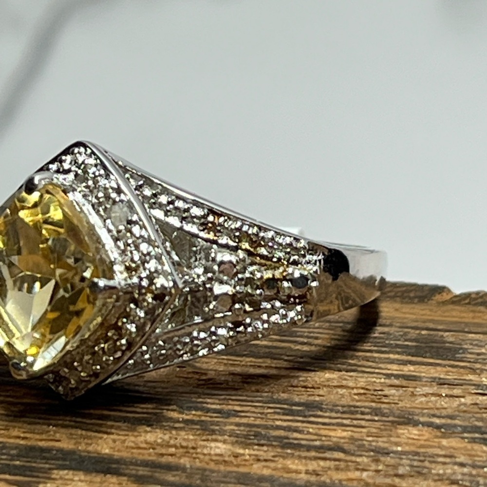 Radiant Elegance: 2.59 Carat Citrine and Diamond White Gold Ring - Picture 9 of 14